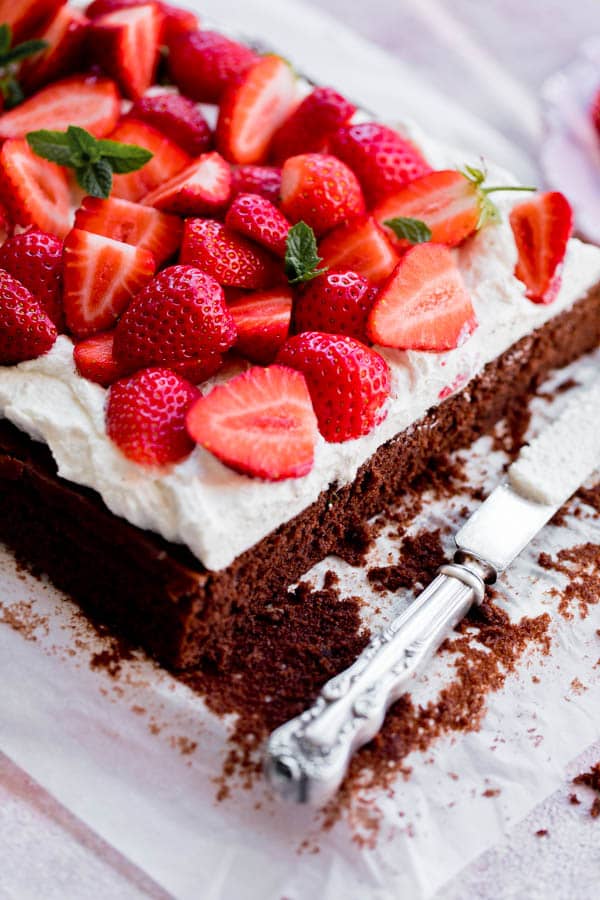 Ciasto_czekoladowe_z_kremem_mascarpone_i_truskawkami_1 Ciasto czekoladowe z kremem mascarpone i truskawkami